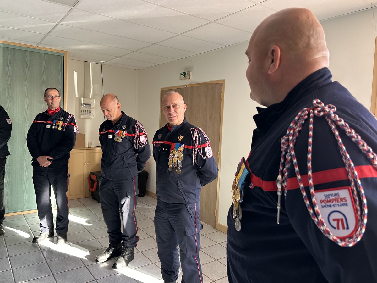 SDIS71's tweet image. #RECONNAISSANCE | Félicitations à Anthony DUFOUR promu au grade de capitaine.
🤝Une juste reconnaissance pour cet officier ressources, désormais adjoint #SPV de compagnie. 
✅Un engagement #SPV qu&apos;il porte depuis 33 ans et une implication associative sans faille !