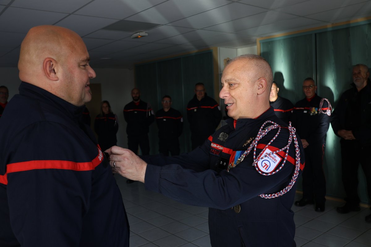 SDIS71's tweet image. #RECONNAISSANCE | Félicitations à Anthony DUFOUR promu au grade de capitaine.
🤝Une juste reconnaissance pour cet officier ressources, désormais adjoint #SPV de compagnie. 
✅Un engagement #SPV qu&apos;il porte depuis 33 ans et une implication associative sans faille !