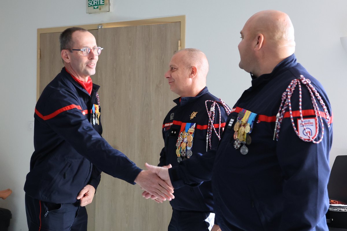 SDIS71's tweet image. #RECONNAISSANCE | Félicitations à Anthony DUFOUR promu au grade de capitaine.
🤝Une juste reconnaissance pour cet officier ressources, désormais adjoint #SPV de compagnie. 
✅Un engagement #SPV qu&apos;il porte depuis 33 ans et une implication associative sans faille !