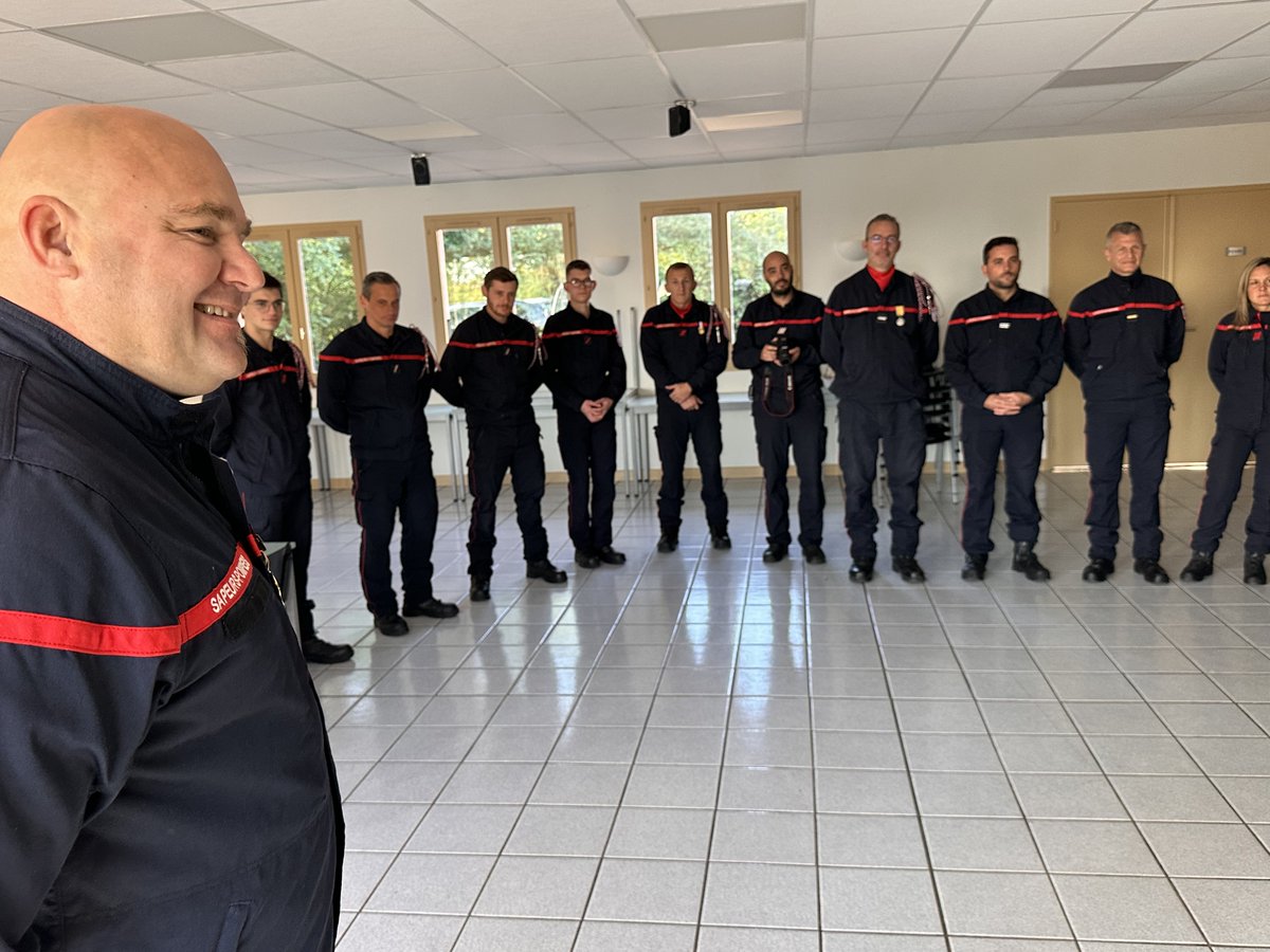 SDIS71's tweet image. #RECONNAISSANCE | Félicitations à Anthony DUFOUR promu au grade de capitaine.
🤝Une juste reconnaissance pour cet officier ressources, désormais adjoint #SPV de compagnie. 
✅Un engagement #SPV qu&apos;il porte depuis 33 ans et une implication associative sans faille !