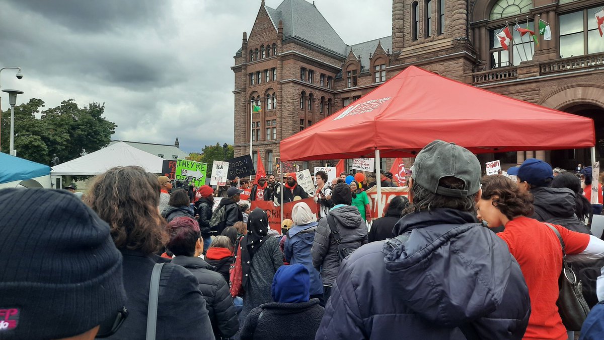Torontonians put Doug Ford on notice! Affordability? A friend of workers? Not Ford! Food bank use has doubled and evictions are out of control
Today <a href="/torontolabour/">TYR Labour Council</a> joined <a href="/nyhfb/">North York Harvest</a> <a href="/ACORNCanada/">ACORN Canada</a> <a href="/YSWtenants/">YSW Tenant Union</a>  
We need: freeze rents, raise social assistance $, and raise wages.