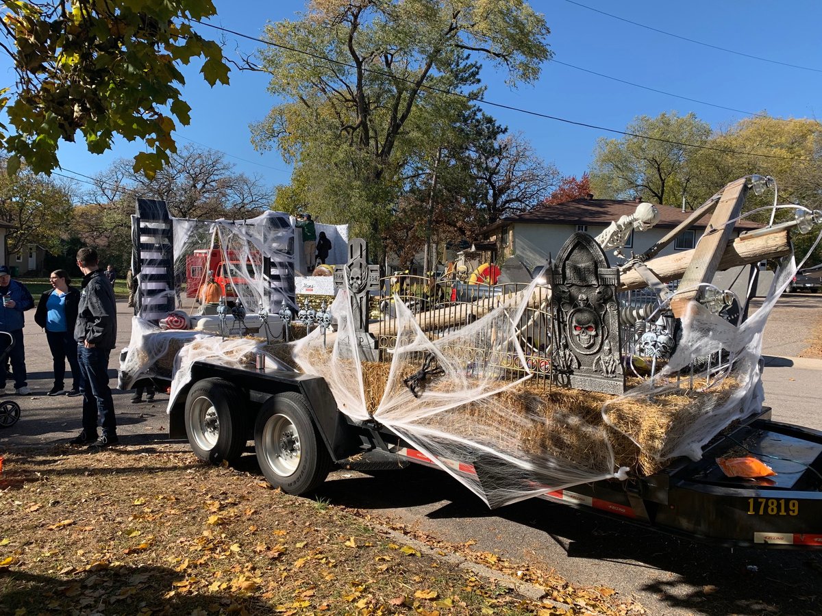 ConnexusNews's tweet image. Calling all goblins and ghouls! Get ready for a thrilling time at tomorrow's parade! 🤩 Wear your most daring outfit and come on down to enjoy the Grande Day Parade! 🎉 We can't wait to see you there! 🤩 #parade #spookytime  👻 💀🦴