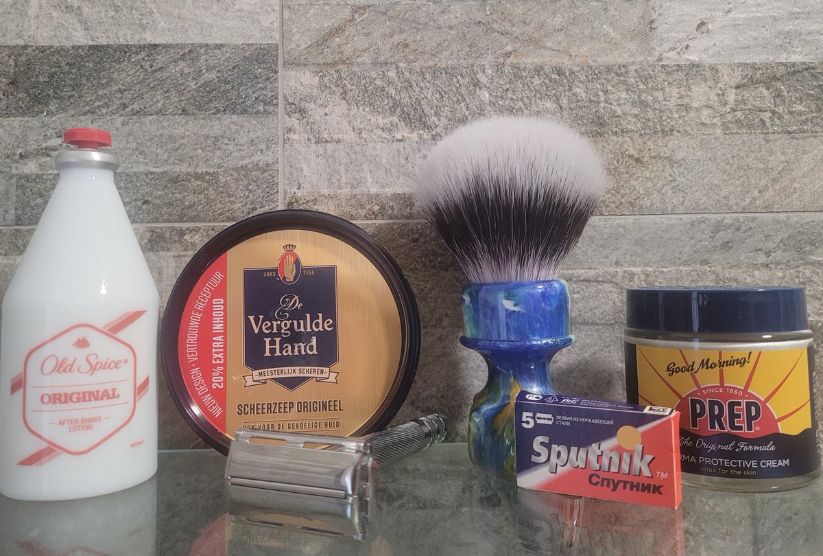 #SOTD Sapone De Vergulde Hand 
After Shave Old Spice Original 
Pre barba Prep 
Rasoio Wilkinson Classic The Edger 
Lametta Gillette Sputnik 
Pennello Notte Stellata di Yaqi Brush 
#ShaveOfTheDay 
#WetShaving 
#RasaturaTradizionale