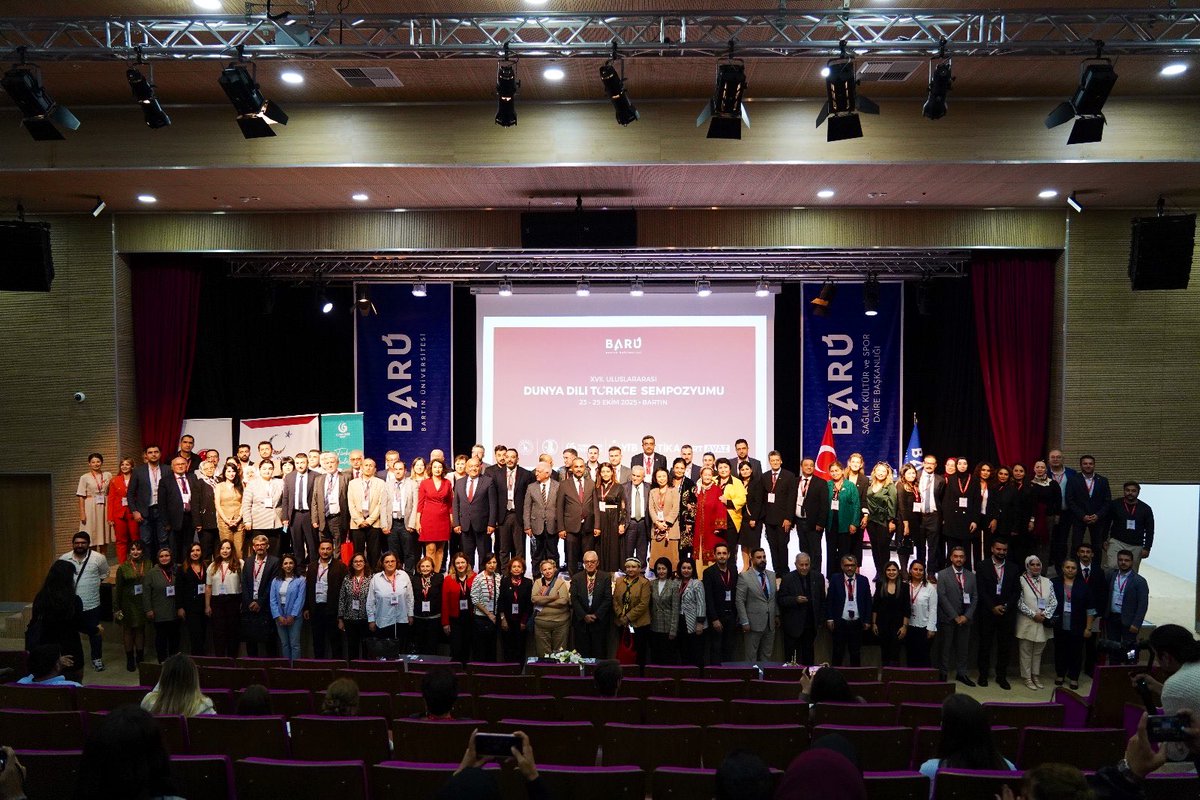 Üniversitemizin ev sahipliğinde düzenlenen XVII. Uluslararası Dünya Dili Türkçe Sempozyumu'nu, sonuç bildirisinin ilanı ile başarıyla tamamladık.

Kapanış oturumumuzdaki değerli katkıları için Prof. Dr. Abdurrahman Güzel, Prof. Dr. Berdi Sarıyev, Doç. Dr. Gulnoz Sattorova, Prof.