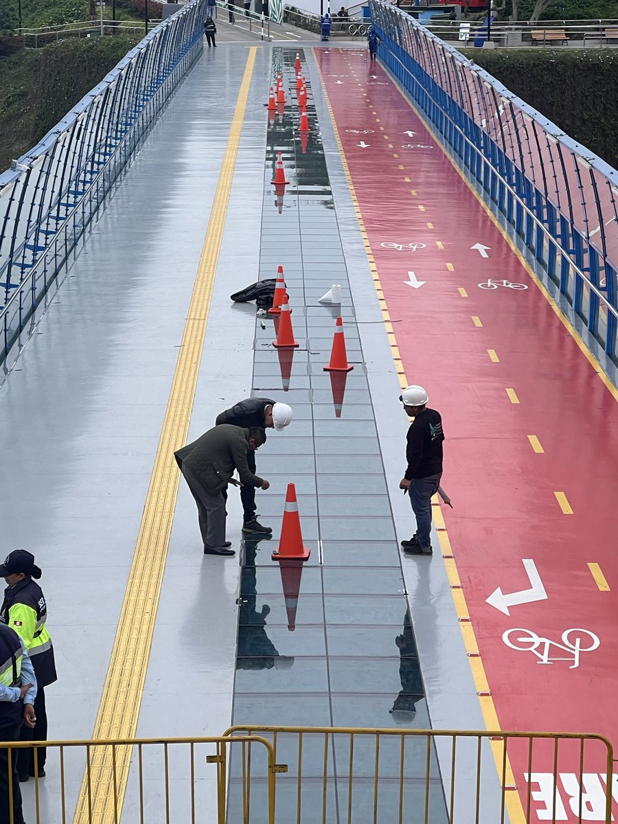 ¿ROBO MILLONARIO?
El puente la paz hecho en la gestión de Rafael Lopez Aliaga costó 31 millones de soles y en menos de 60 días ya se malogró. Se partieron los vidrios y están echando silicona a las aberturas. ¡Potencia Mundial!

Tags: La República Luis Magallanes Michael Tarma
