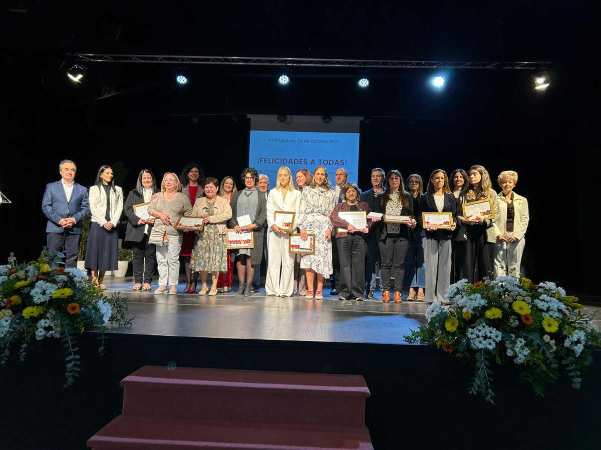 😍Enhorabuena a Beatriz López-Tofiño, de #Ocaña, que hoy ha recibido el premio de #RECAMDER al Impulso del Talento Joven y Fijación de Población.
🏆Su asesoría laboral, que recibió #ayuda #Leader del GDR Don Quijote, emplea a 13 mujeres jóvenes de la #comarcadelamesadeocaña.