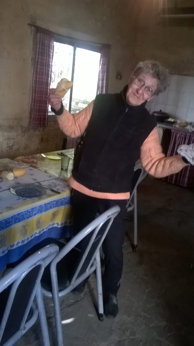 mayynrla's tweet photo. hija, me robaron tus ojitos
los momentos que perdí 
pedí tiempo a mi destino y dijo: hoy te toca a ti 
sé que un dia serás grande 
sé que un día entenderás
los consejos de tu abuela, estoy descansando en paz https://t.co/EOdK8dAhhX
