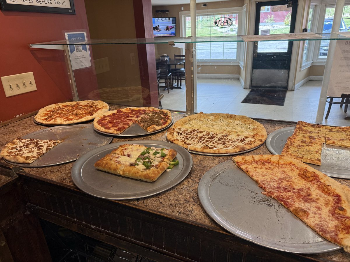 Bored at work question of the day:

If you were coming to grab a slice which slice would you want? Or what slice is your favorite if it’s not on the counter? Let me know 🙌🏻
