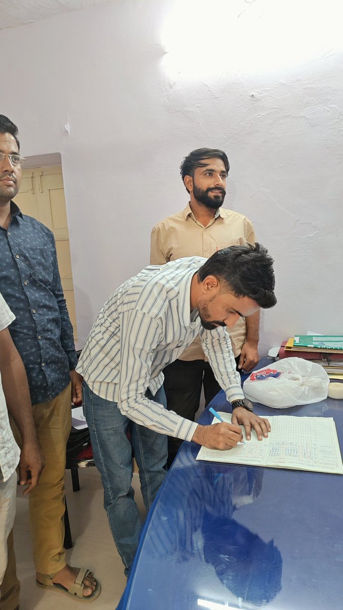 am_choudhary1's tweet image. माता-पिता और गुरुजनों के आशीर्वाद व शुभचिंतकों की दुआओं से आज राजस्थान सरकार के सार्वजनिक निर्माण विभाग(PWD) में कनिष्ठ सहायक (जूनियर असिस्टेंट) के पद पर अपने गृह जिले में नागौर उपखंड प्रथम के कार्यालय में कार्यग्रहण किया।
#Junior_Asst 
#PWD 
#Sub_Division_Nagaur