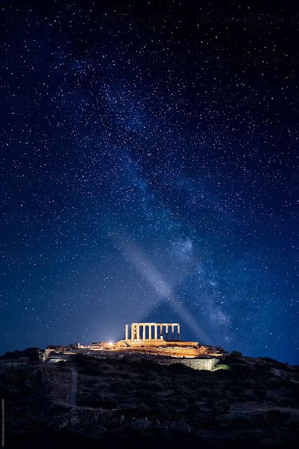 Trümmer von Sternen:
aus diesen Trümmern bilde ich meine Welt.

Friedrich Nietzsche 

Συντρίμμια από αστέρια:
απ' αυτά τα ερείπια δίνω μορφή στον κόσμο μου.