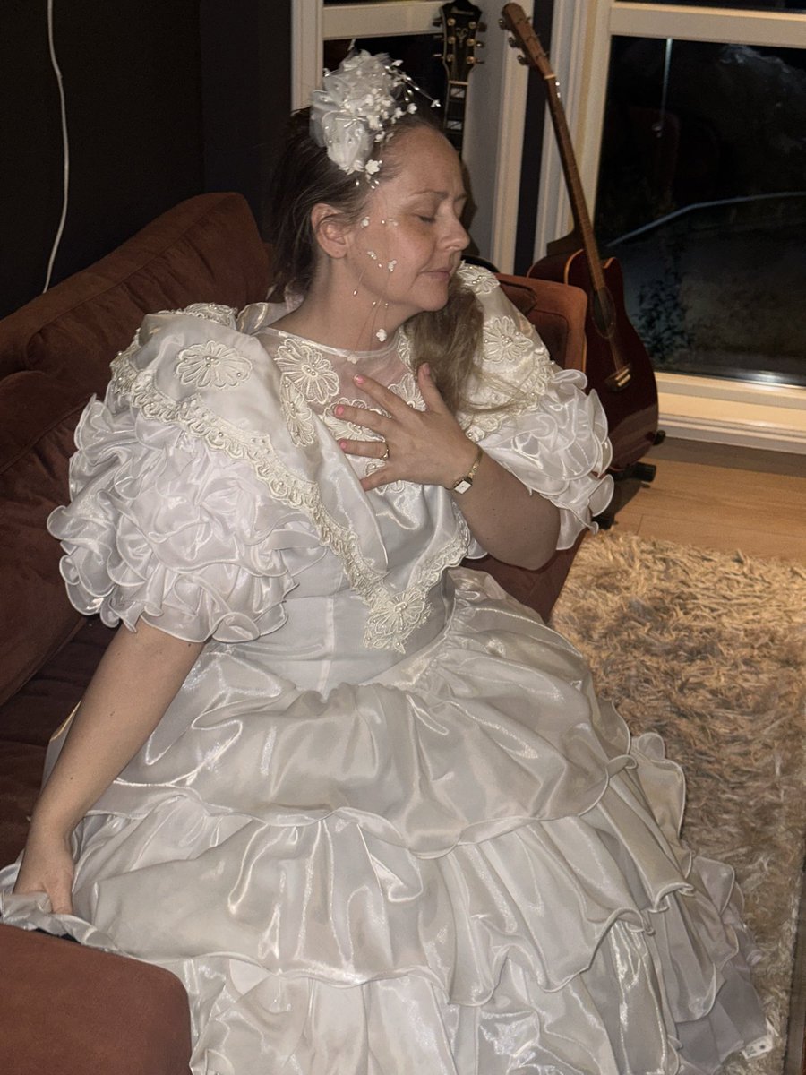 I dag he i alvorlig FOMO. Jobben har temafest, en temafest i har kjøpt antrekk t for 2 år sia. Men i må være hjemme.. asså.. NÅR kjem muligheten t å by se igjen for å være 80-talls brud?😭