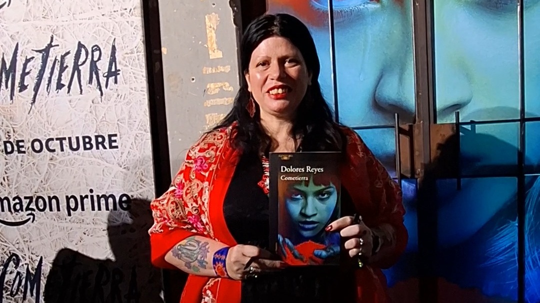 AlfaguaraMex's tweet photo. Ella escucha lo que la tierra le susurra… Anoche fue la #premier de #Cometierra, la serie de @PrimeVideoMX inspirada en la poderosa novela de Dolores Reyes. 📖🔥 Estreno este 31 de octubre. https://t.co/rplZKGolOv