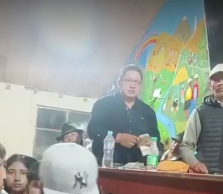 Gato7Libertario's tweet image. Encuesta: De esta platita que sobró del paro, ud cree que:

A: Donarán a la viuda de Efraín Fuerez y a las bases
B: pagarán el camión que incendiaron los &quot;pacíficos&quot;
C: irá al bolsillo de Iza, Apawki y Vargas