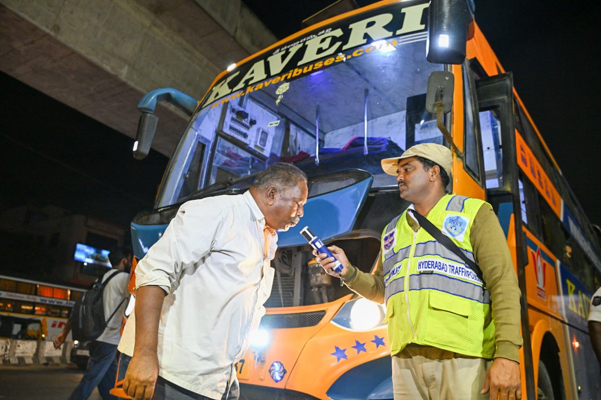 TOIHyderabad's tweet image. The Telangana police taking measures after the recent bus fire accident. They're conducting checks on drunk and drive cases, vehicle fitness, and traffic violations at S R Nagar
📸 @sumanreddy_d