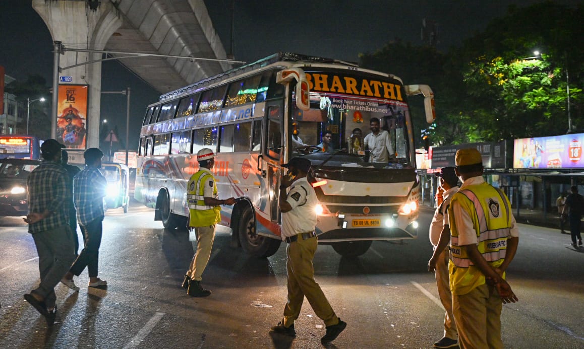 TOIHyderabad's tweet image. The Telangana police taking measures after the recent bus fire accident. They're conducting checks on drunk and drive cases, vehicle fitness, and traffic violations at S R Nagar
📸 @sumanreddy_d