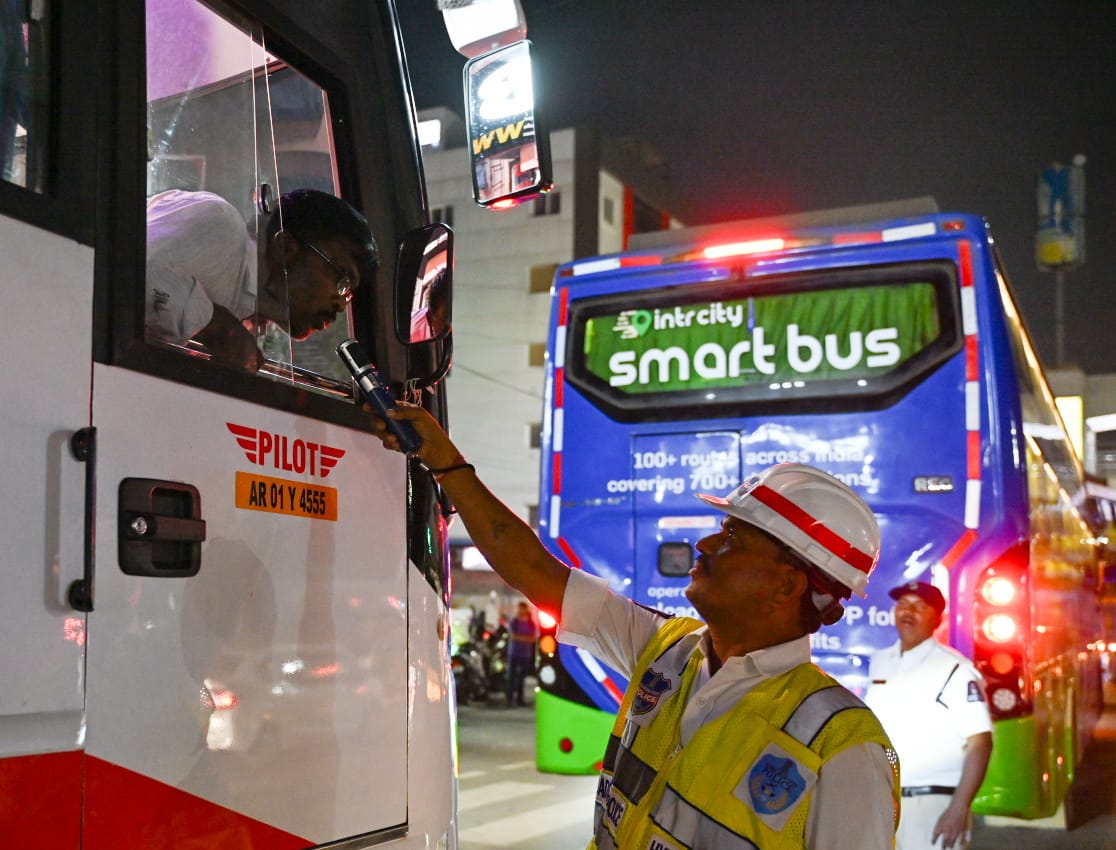TOIHyderabad's tweet image. The Telangana police taking measures after the recent bus fire accident. They're conducting checks on drunk and drive cases, vehicle fitness, and traffic violations at S R Nagar
📸 @sumanreddy_d