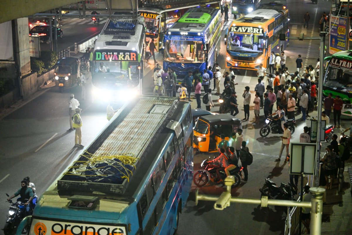 TOIHyderabad's tweet image. The Telangana police taking measures after the recent bus fire accident. They're conducting checks on drunk and drive cases, vehicle fitness, and traffic violations at S R Nagar
📸 @sumanreddy_d