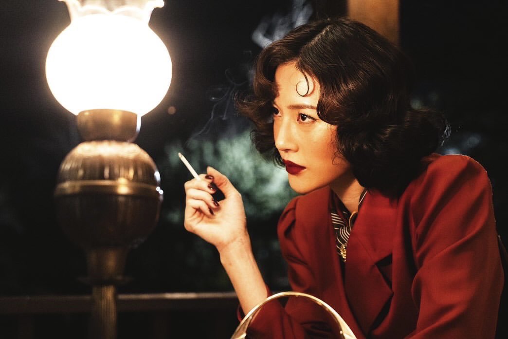 imnotzyxg's tweet image. ความในใจของชั้นที่มีต่อรสรินในเสือ&amp;amp;พี่หลิน พี่บอกเลยน้อง รสรินเบอร์ 1 ว่ะ ชอบมากผู้หญิงสวยมีเสน่ห์ ใส่ส้นสูงบู๊ถือปืน เล่นแอคชั่น เอาใจไปเลย รสรินมาทีไรฉันอุดปากกรี้ดตบอด ยิ่งตอนดูดบุหรี่ อรืม if smoking bad why hot วะ ชั้นจะเครซี่จริงๆ พี่หลินเล่นดีเกินอะ