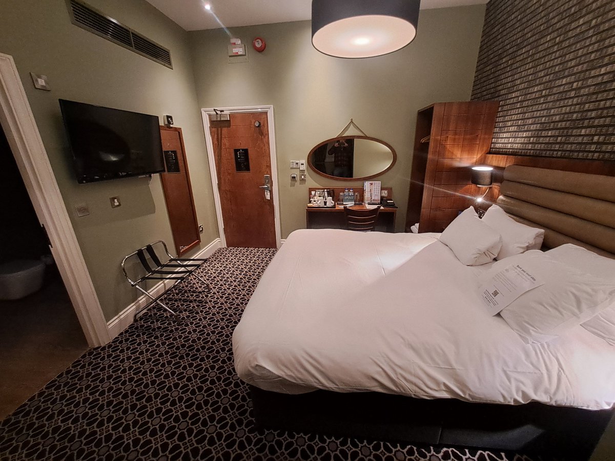 alexbaynhambd's tweet image. Staying in a Wetherspoons Hotel for the first time.
£68.40 per night and it's at least comparable to a Premier Inn.
Tim Martin you SOB, you've done it again.