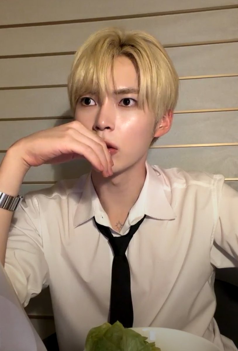 야하다..
퇴근하고집에들어온남편미 근데이제머리는백금발인