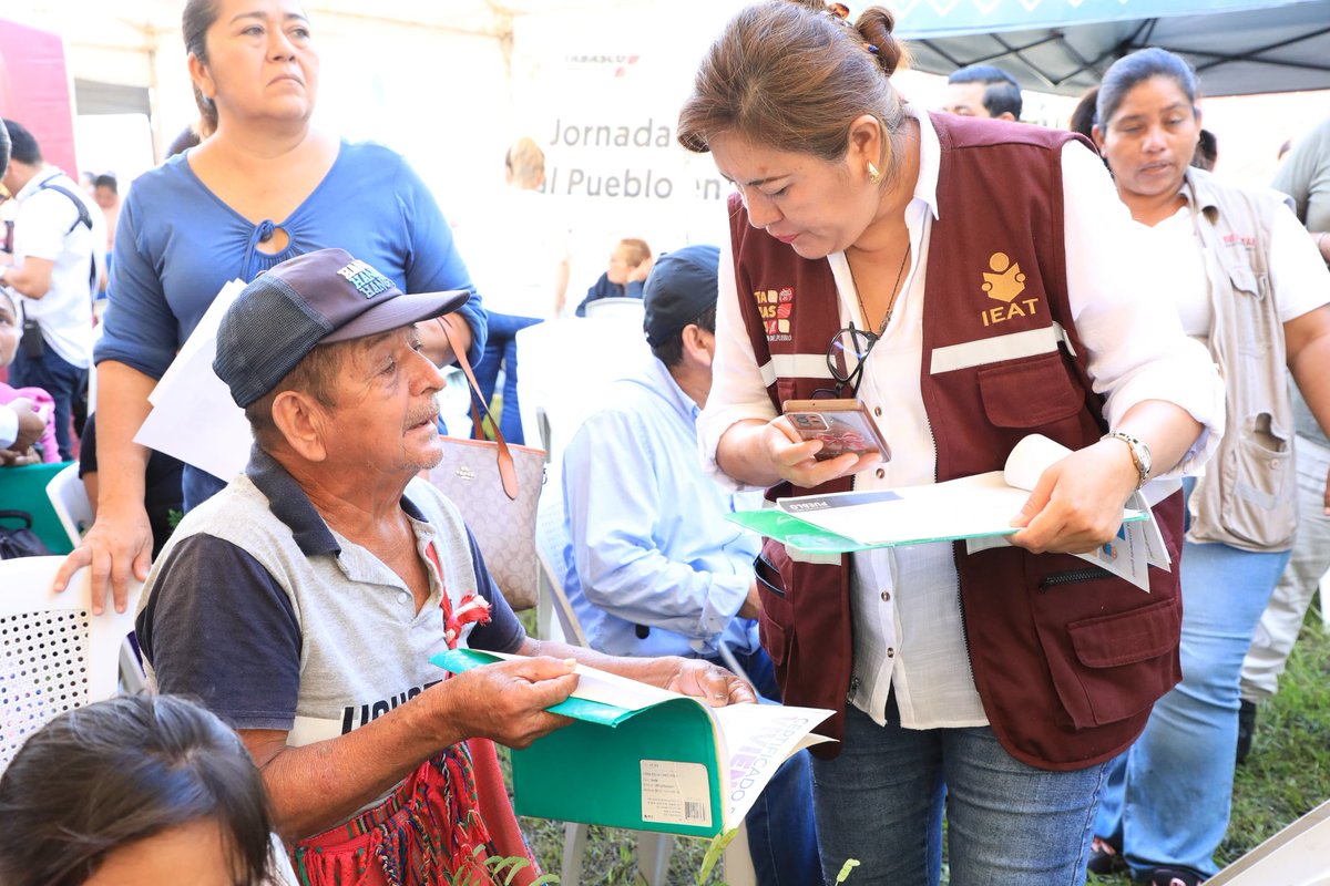 Vamos a seguir muy cerca del pueblo, porque ese es nuestro origen y nuestro compromiso más grande. Hoy así lo hacemos desde #Huimanguillo, escuchando de manera directa, sin intermediarios a las y los habitantes de la colonia Agrícola "Las Flores".