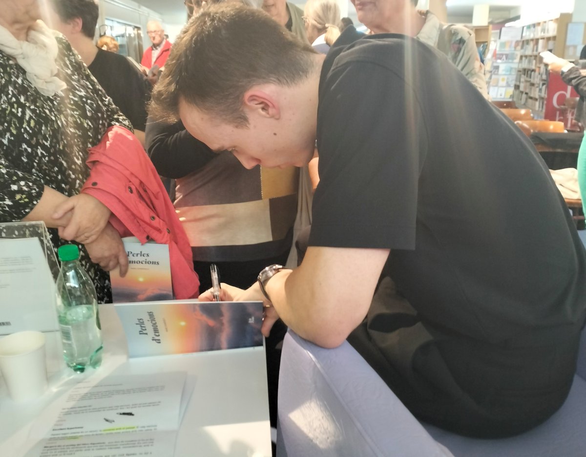 Aquesta tarda té lloc a la <a href="/BibliotecaFlix/">Biblioteca de Flix</a> la presentació del poemari: "𝑷𝒆𝒓𝒍𝒆𝒔 𝒅'𝒆𝒎𝒐𝒄𝒊𝒐𝒏𝒔" de l'escriptor local Marc Domènech.
Introduït per unes paraules de Miguel Leache.
Unes imatges.

<a href="/AjuntamentFlix/">Ajuntament de Flix</a>  
<a href="/EditorialTalon/">editorial Talón de Aquiles</a> 
#quèfemalesbiblios