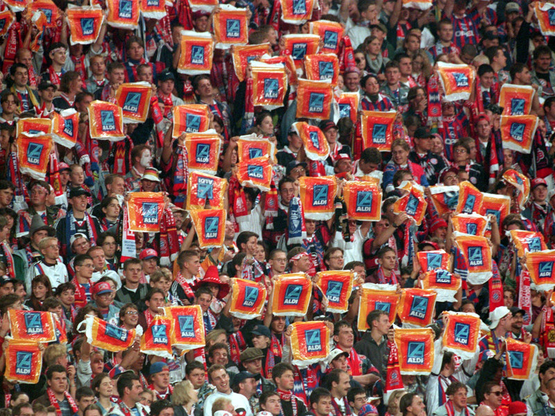 Als Bayern-Fans 1997 gegen Beşiktaş ALDI-Tüten schwangen, um Türken zu verhöhnen, schwieg ganz Deutschland. Entschuldigt habt ihr euch nur, weil’s ein Skandal war. Und jetzt redet ihr über Rassismus? Wo war denn gestern Rassismus? Heuchelei.