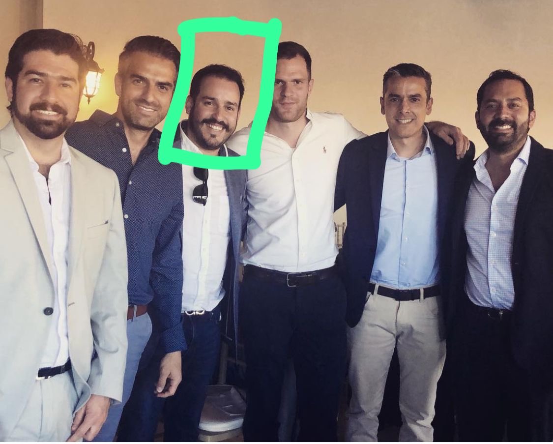 Franca camaradería entre Ignacio Orrante y Jaime Mijares, cercanos colaboradores del alcalde Toño Ochoa, con Ricardo “pity” Velarde, dueño de los antros Valentino’s y la Malinche, en cuyos baños han desaparecido 3 duranguenses, sin que hasta hoy se sepa su paradero.