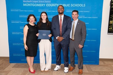 En honor al Mes Nacional de los Directores, celebramos a líderes como Greg Miller, quien se inspira a diario en los innovadores estudiantes de Whitman.

📖 Leer más: …ontgomeryschoolsmd-org.translate.goog/news/mcps-news…