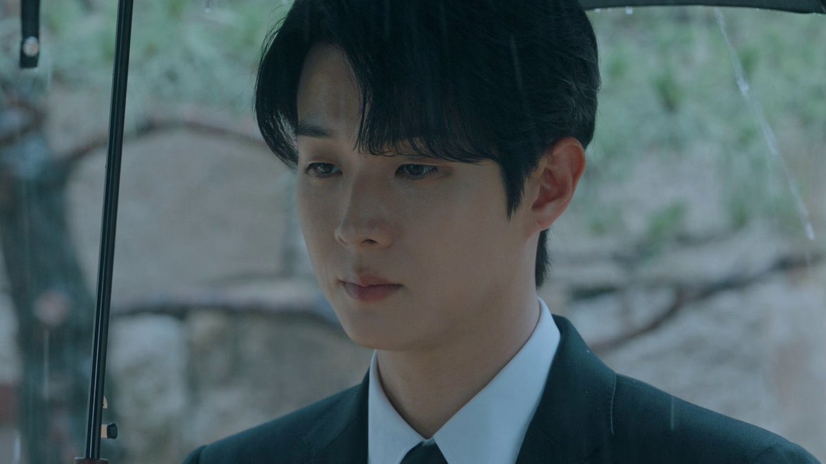 Why does Choi Wooshik always have that kind of family issue? 
In #OurBelovedSummer he was abandoned by his father, 
In #MeloMovie he was an orphan who lived with his only older bro.
Now, in #WouldYouMarryMe he grows up alone as an orphan with no one beside him for 26 years 😭