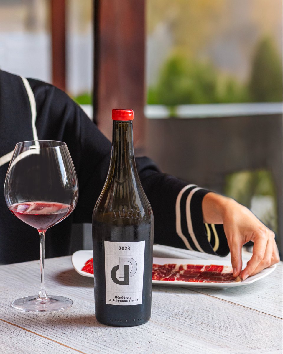 DD 2023 es el Jura tinto más accesible del icónico vigneron francés Stéphane Tissot y su mujer Bénédicte. Ensamblaje de poulsard, trousseau y pinot noir, elaborado en foudres centenarios con maceración de 3 meses. Ideal para acompañar embutidos curados. #vinodelasemana