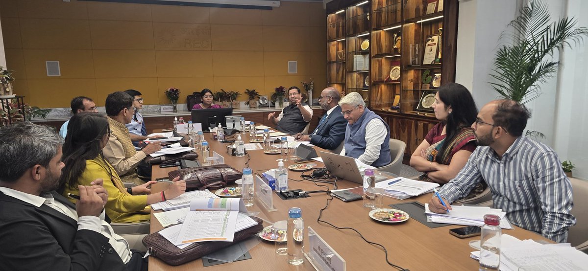 आज आयोग की माननीय सदस्य डॉ. आशा लकड़ा ने REC Ltd. के सीएमडी एवं वरिष्ठ पदाधिकारियों के साथ समीक्षा बैठक की, जिसमें अनुसूचित जनजाति समुदाय से जुड़े विषयों पर सार्थक चर्चा हुई।
इस अवसर पर आयोग के संयुक्त सचिव, उप-सचिव एवं अन्य अधिकारी उपस्थित रहे। <a href="/PMOIndia/">PMO India</a> <a href="/AshaLakra79/">Dr. Asha Lakra</a>