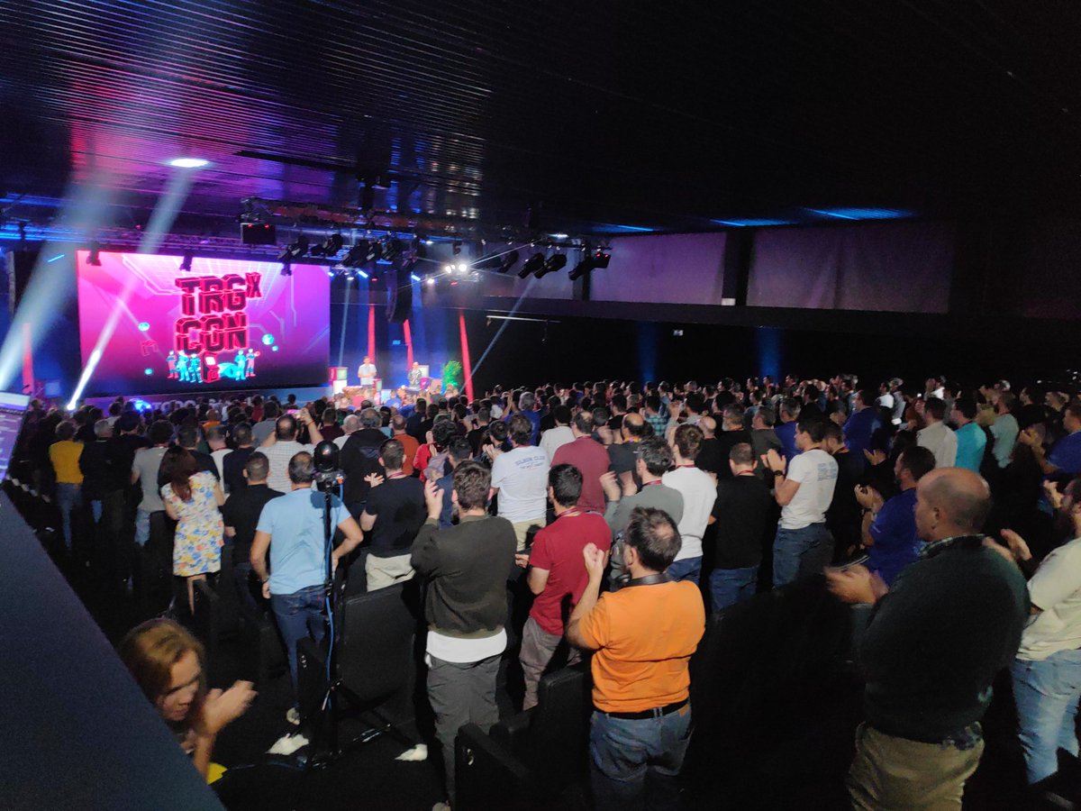 La primera vez que todo el publico de la <a href="/tarugoconf/">TRGCON</a> se pone en pié tras una charla.
Muy emocionante la historia de Pablo Sánchez en Medical Open World y sus incubadoras. #TRGx