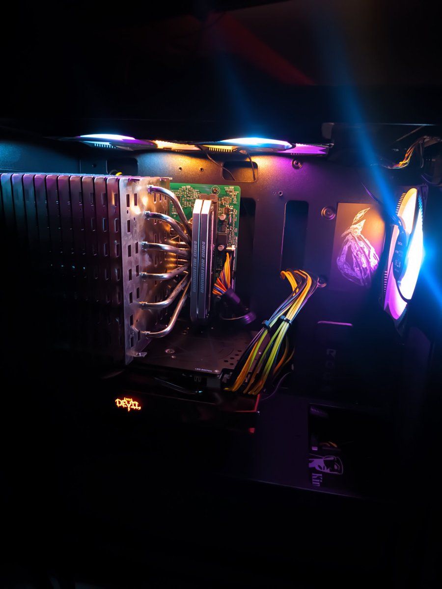 AT0MAC's tweet image. As part of my fall clean up I&apos;m reviving another old PC and making it ready for sale

How about a rainbow PC 🌈:

Intel i5 8600k
16gb Dominator RAM
120+256gb SSD
RX580 Red Devil graphics 
750watt PSU and a pretty cool case

#pcgaming #intelinside #gamingpc