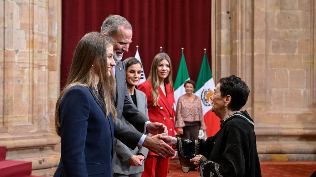SRE_mx's tweet photo. 📸 La @SRE_mx felicita al Museo Nacional de Antropología del @INAHmx y @cultura_mx, que a sus 61 años es un referente internacional de la memoria de la grandeza de los pueblos originarios, de su pasado, presente y futuro, y reconocido hoy por la @fpa con el #PremioPrincesadeAsturias de la Concordia.

Celebramos igualmente a la fotógrafa Graciela Iturbide, distinguida con el #PremioPrincesadeAsturias de las Artes, cuya mirada sensible y profunda ha capturado, con respeto y pasión, la esencia de las comunidades mexicanas, llevando nuestra diversidad cultural a los principales museos y galerías del mundo. (Foto Graciela López Herrera/Cuartoscuro).