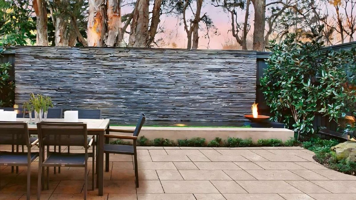 Kaia Tan porcelain pavers bring the warmth of limestone to patios, terraces &amp; outdoor spaces. Pair w/ Buzon pedestals to create perfectly level (or intentionally sloped) outdoor designs.
hdgbuildingmaterials.com/products/porce…
#OutdoorLiving #PorcelainPavers #HDGBuildingMaterials #BuildWithHDG