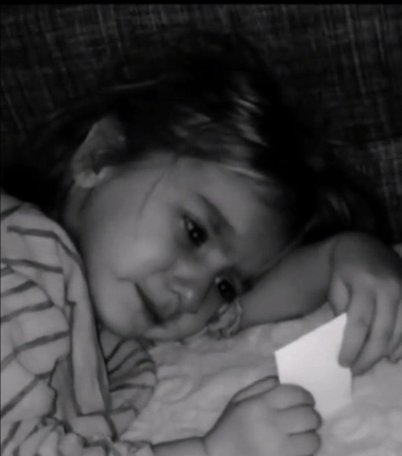 .
لم أعد أطلب شيئاً من الحياة
فكل ماتمنيته جاءني مكسوراً ناقصاً 
مؤلماً أكثر مما أحتمل 
أصبحت أخاف الفرح 
كلما ضحكت خفت 
كأن في الضحك خيانة لحزني المزمن 
أنام كثيراً لا لأني أحتاج للنوم 
ولكن لأن الواقع لا يطاق 
لم أعد انتظر شيئاً 
لا أحد فقط النهاية التي لن تعتذر عن تأخرها 💔