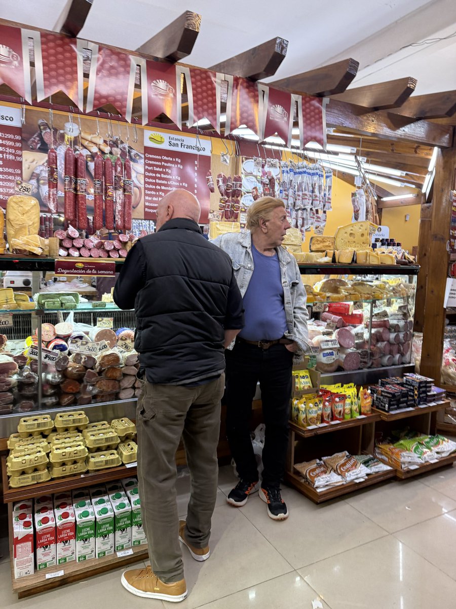 ger_CerIn's tweet photo. Fui a comprar jamón y me encontré al gran Mostaza! Charlamos un rato y me dijo que confía en Racing, que los brasileños aquí arrugan y que Costas dijo vamos a estar en Lima, como cuando él dijo, me enojé, vamos a salir campeones. Nos despedimos con un beso. Elijo creer. https://t.co/H7IL7qRlOK