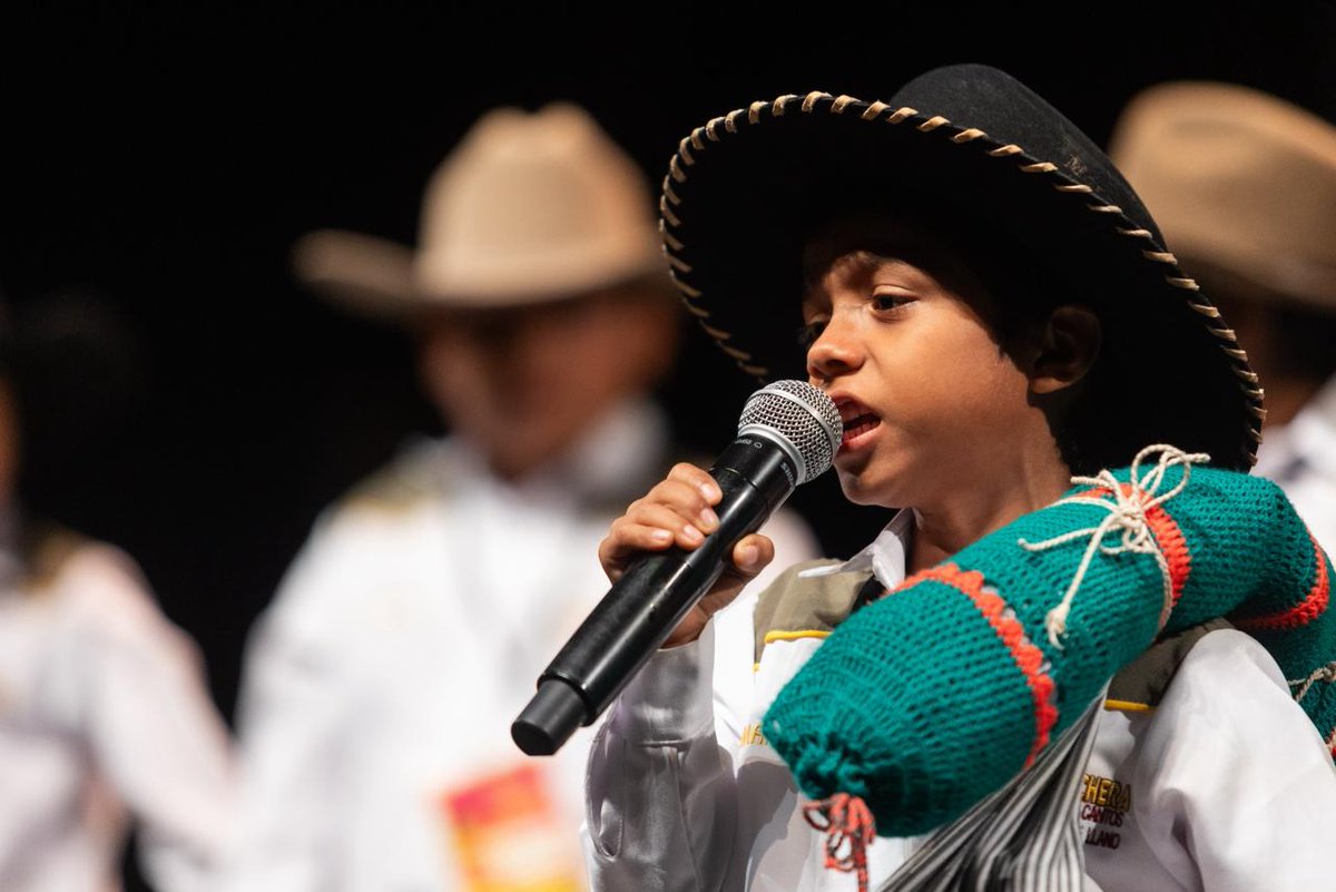 mincultura's tweet photo. Santa Marta, ciudad de cinco siglos de historia y diversidad, fue el escenario del  XIV Encuentro Nacional de Vigías del Patrimonio Cultural. Durante tres días, más de 200 personas de todas las edades y regiones, que mantienen viva la memoria y el patrimonio del país, se reunieron en el Corazón del Mundo para compartir experiencias y reflexiones.

La ministra @KadamaniYannai destacó el gran aporte de los vigías al fortalecimiento de la Ley General de Cultura y anunció: “Después de varios espacios de diálogo y debate público, logramos su inclusión en cinco artículos de la Ley, lo que garantiza su participación dentro de la programática del patrimonio”.

#LaLeyQueNosUne 
#CentrosHistóricosVivos