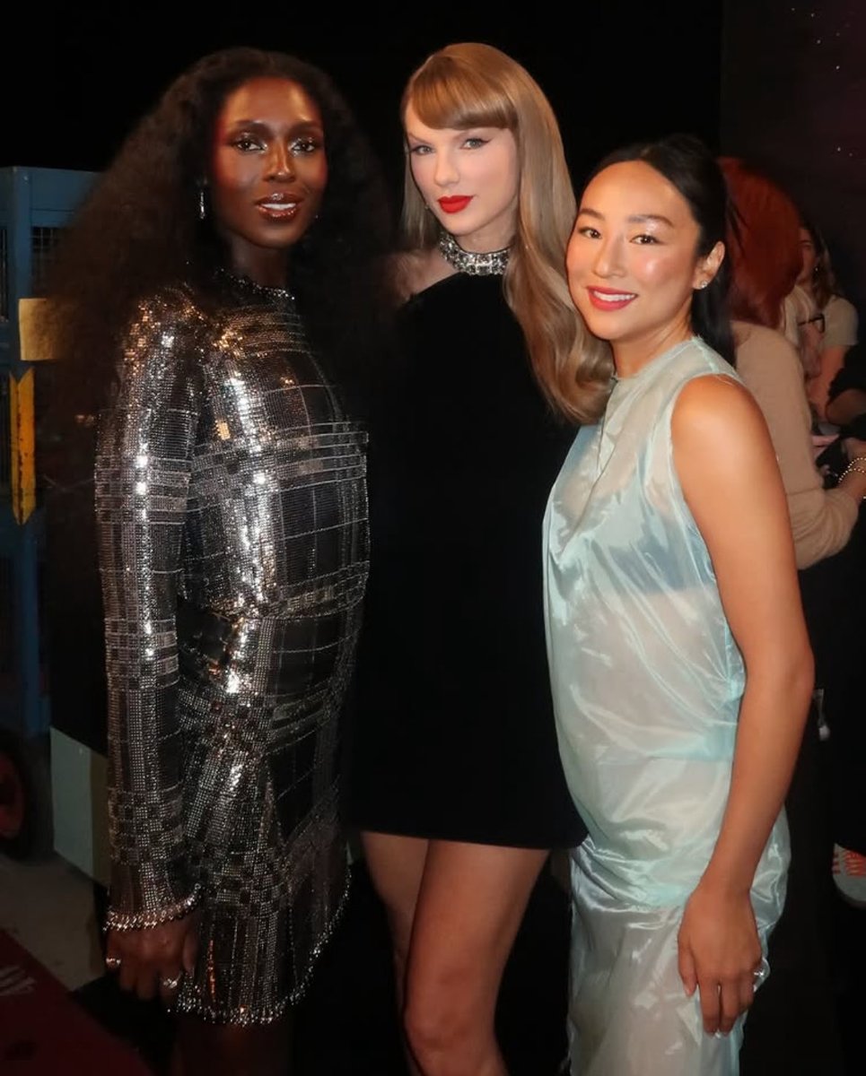 swifferupdates's tweet image. 📸 | Taylor backstage with Jodie Turner-Smith and Greta Lee at The Graham Norton Show recently