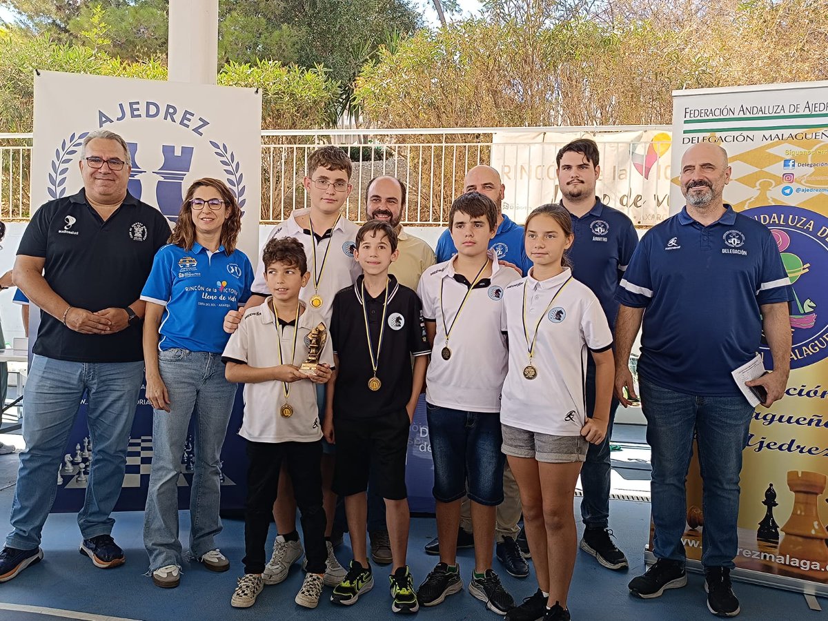 Doble pódium para el Club Ajedrez Coín en la Copa Diputación de Málaga El equipo Prodomasa Coín se proclamó subcampeón en la Copa Diputación, mientras que el equipo Isoluz Coín logró también el subcampeonato en la categoría Infantil
<a href="/AytoCoin/">Ayuntamiento de Coín</a> <a href="/DelegMalagaAjed/">Deleg Malaga Ajedrez</a> 
<a href="/DeportesDipMlg/">Diputación de Málaga es Deporte</a>