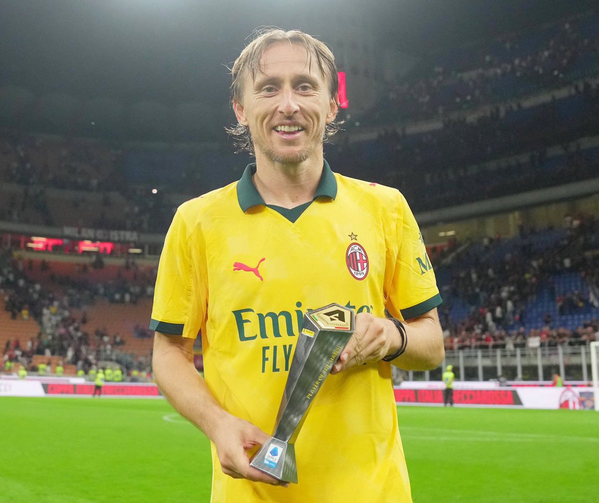 - Xavi con 35 años estaba en Qatar.
- Iniesta con 35 años estaba en Japón.
- Pirlo con 37 años estaba retirado.
- Gullit con 31 años estaba retirado.
- Lampard con 35 años estaba en EEUU.

Luka Modric con 40 años: