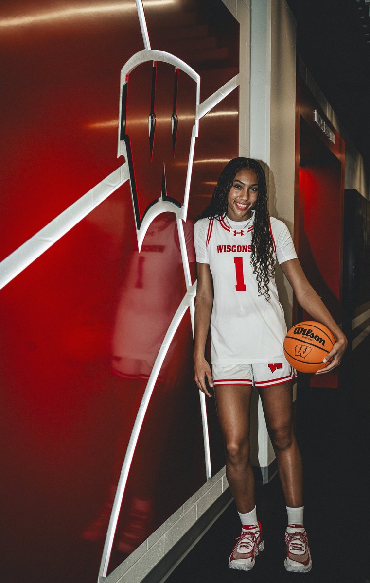 Leah_Awe22's tweet image. Thank you @BadgerWBB for an amazing visit! I had a great time learning more about the program! @CoachPingeton @CoachCBracey @PurpleAcesWI  #unofficial