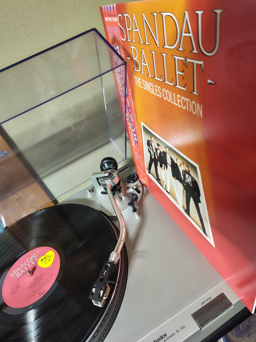bobbylikesfish's tweet image. さてレコジャケのシールは若干の跡を残して剥がれましたが、レーベルのやつは可愛いので一旦、保留…😅
それにしてもこのスパンダー・バレエのベスト盤は名曲揃いで、特にtrueやgoldは大好きな曲です…
#vinyl
#spandauballet
#thesinglescollection