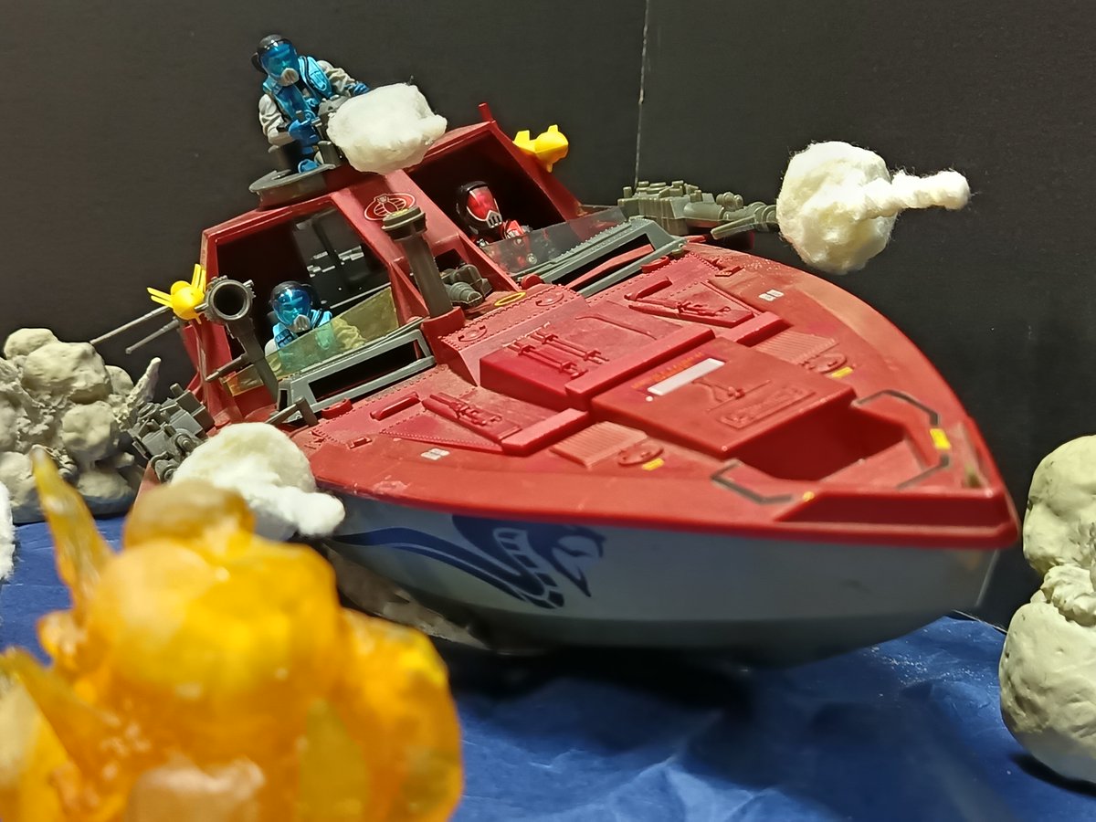 G.I.ジョー：「コブラ・モレイ・ハイドロフォイル」は,水陸両用作戦,沿海戦闘,そして高速追跡を目的とした高速迎撃艇です.「モレイ」の操縦士は「ランプリー」と呼ばれ,「イールズ」と呼ばれるコブラのフロッグマン階級から選抜され,アメリカの「ネイビーシールズ」に匹敵する厳しい訓練を受けます.