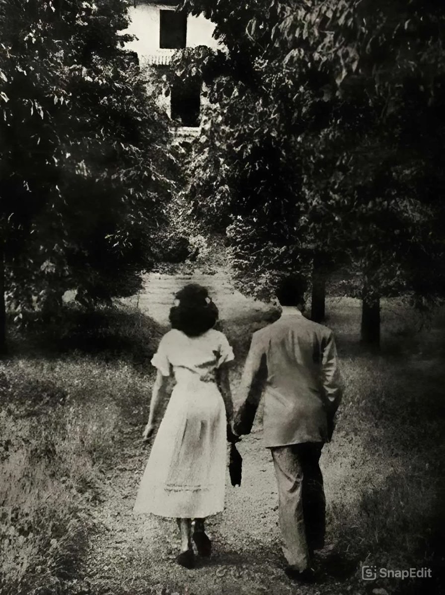 Green_freenbec's tweet image. ร.9ท่านเคยตรัสไว้ว่า* เราไม่ชอบใครเวลามาถ่ายภาพภรรยาของเรา จะรู้สึกห่วงและอิจฉา บรรดาช่างภาพทั้งหลายเพราะเราชอบถ่ายพระราชินี ด้วยตัวเราเองเราไม่เคยทิ้งรูปถ่ายของเธอ แม้แต่สักภาพเดียว แม้ว่าจะมีบางภาพที่เราไม่ค่อยชอบก็ตาม*

ตอนนี้ท่านคงได้อยู่ด้วยกันแล้ว💗

#พระพันปีหลวง