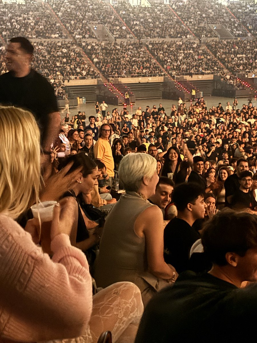 larials_01's tweet photo. Teniendo a Sandra y Cande al ladito🥹❤️#duki #ameriworldtour #palausantjordi #barcelona https://t.co/DwxdK4N4gq