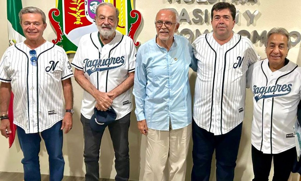 Quadratin_SLP's tweet image. #MÉXICO 🇲🇽⚾ | SLIM Y HACES, UNA FOTO CON SABOR A POLÍTICA
#Poder #Empresarios #4T
Carlos Slim y Pedro Haces coincidieron en un juego de béisbol junto; más que un partido, fue una postal que anticipa movimientos rumbo a 2027.⤵️
sanluispotosi.quadratin.com.mx/mexico/slim-y-…