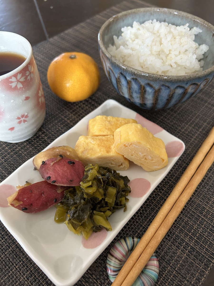 Good morning friends.

I’m starting to use my new chopsticks today.

Today’s breakfast
“Tamagoyaki”
“Sweet Potatoes”
“Takana (otsukemono)”
“Mikan🍊”

Have a fabulous weekend everyone🍀

#japanesefood 
#homecooking