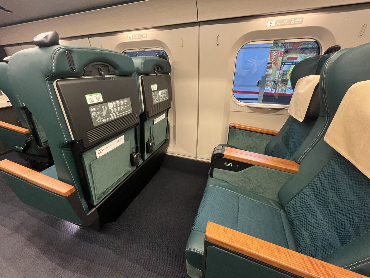人生初の山形新幹線。
一応グリーン車ではありますがそれにしてもグリーンです。
非常にグリーンです。